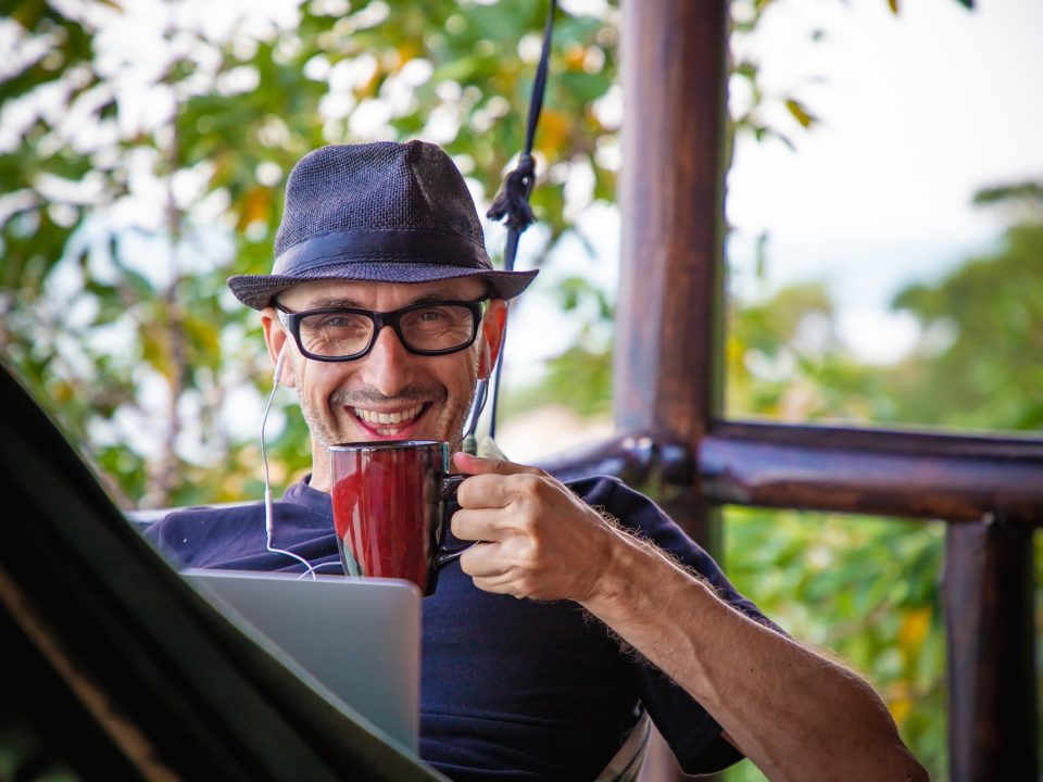 Ein digitaler Nomade am Kaffee trinken